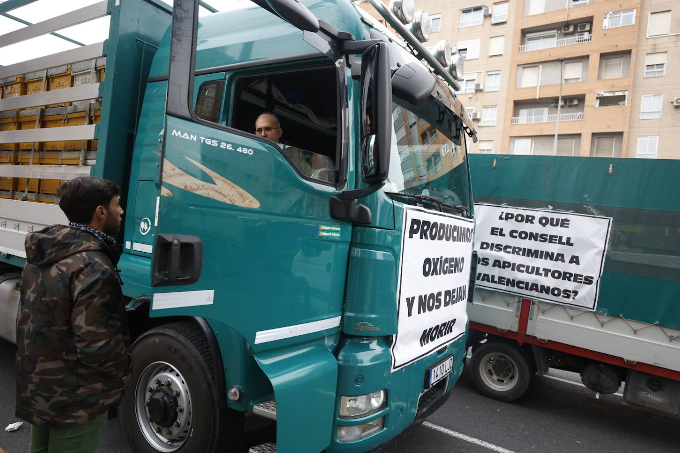 Fotos: Apicultores valencianos protestan con una camionada