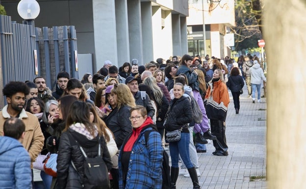 La larga cola del primer día del casting que buscó 700 figurantes en un hotel de Valencia para la superproducción norteamericana. 