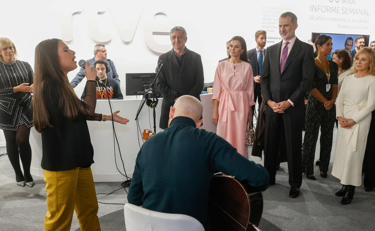 La cantante valenciana Blanca Paloma, que representará a España en Eurovisión, canta en presencia de los Reyes. 