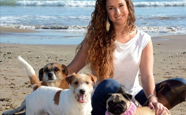 Andrea Raga, junto a tres de sus perros, una de las inquilinas con dificultades para el alquiler por el rechazo a sus mascotas. 