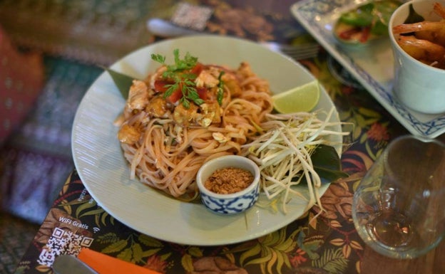 Imagen principal - Arriba, Pad Thai, uno de los platos más conocidos del país. Abajo, Khao Pad Saparod. A la derecha, Curry Massaman y cerveza Singha.