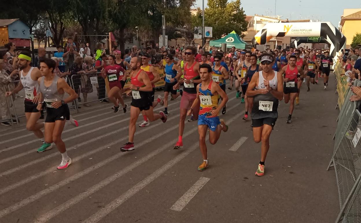 Corredores durante la salida de una de las pruebas del circuito. 