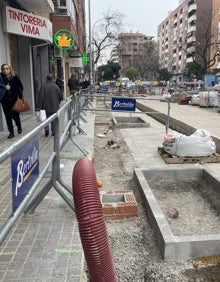 Imagen secundaria 2 - Retirada de los árboles cortados, hormigón almacenado y nuevos alcorques en construcción en José María de Haro. 