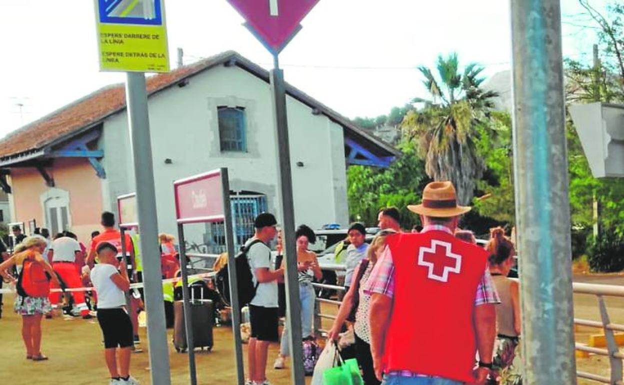 Personal de Cruz Roja, en la estación donde se atendió a los heridos. 