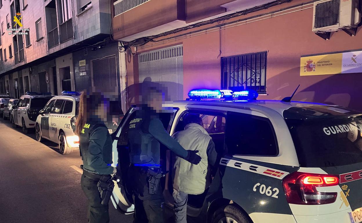 Los agentes con el detenido. 