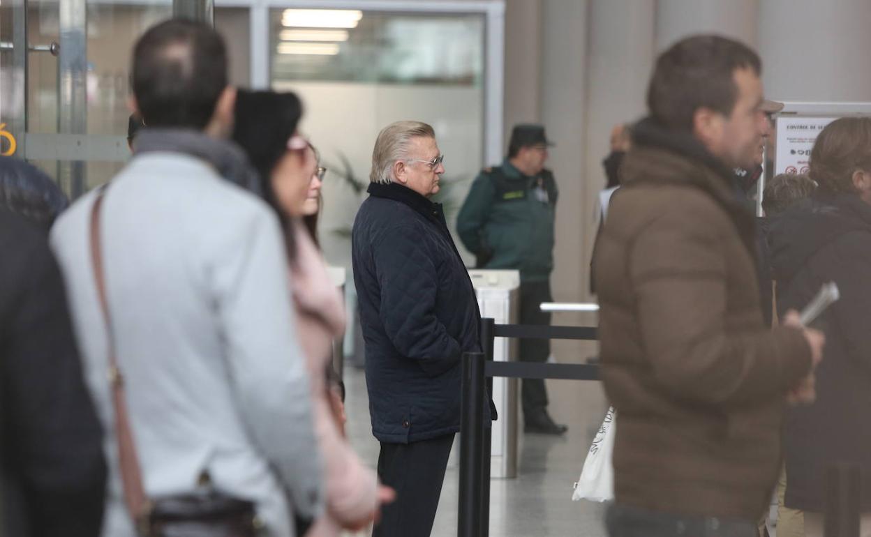 Pedro Cortés, en el centro, a su entrada en la Ciudad de la Justicia. 