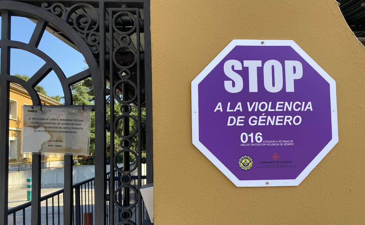 Entrada de la central de la Policía Local en la avenida del Cid de Valencia. 