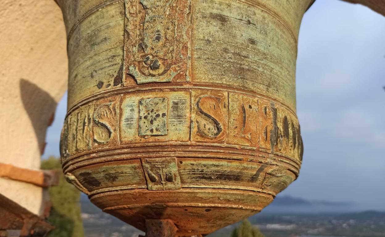 Letras góticas e inscripciones en la campana de la ermita de Villalonga. 