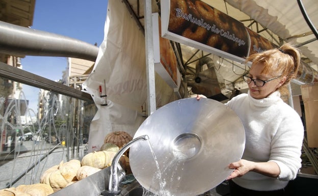 Imagen principal - Maite González, en su puesto de churros de la calle Ribera y montaje de dos puestos en Ruzafa. 