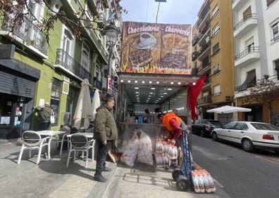 Imagen secundaria 1 - Maite González, en su puesto de churros de la calle Ribera y montaje de dos puestos en Ruzafa. 