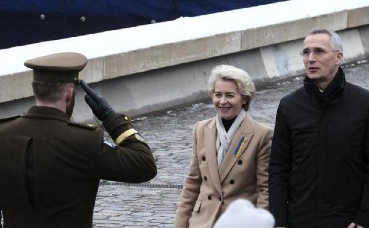 La presidenta de la Comisión Europea, Ursula von der Leyen, y el secretario general de la OTAN, Jens Stoltenberg, este viernes en la capital de Estonia