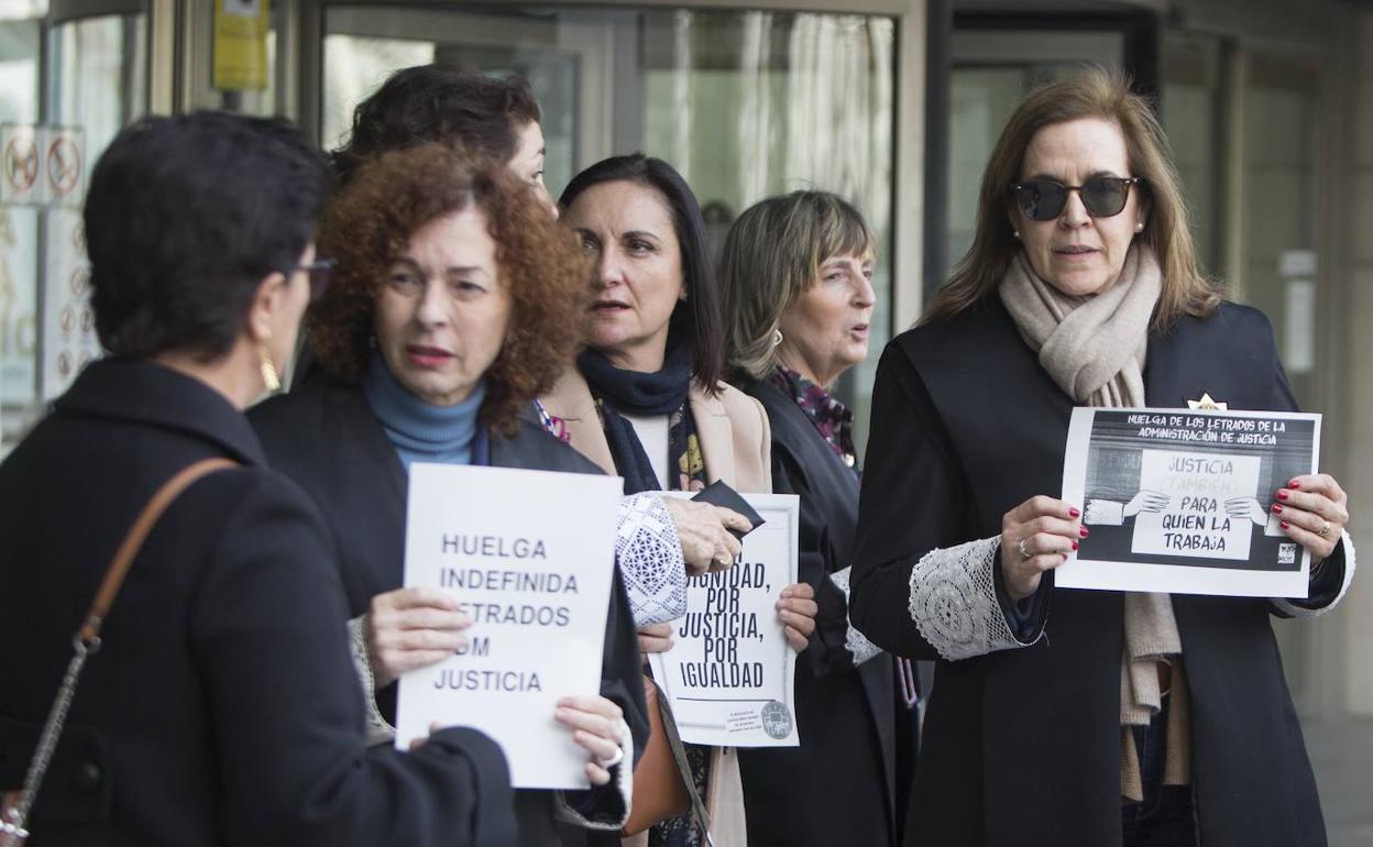 Concentración de letrados ante la Ciudad de la Justicia. 