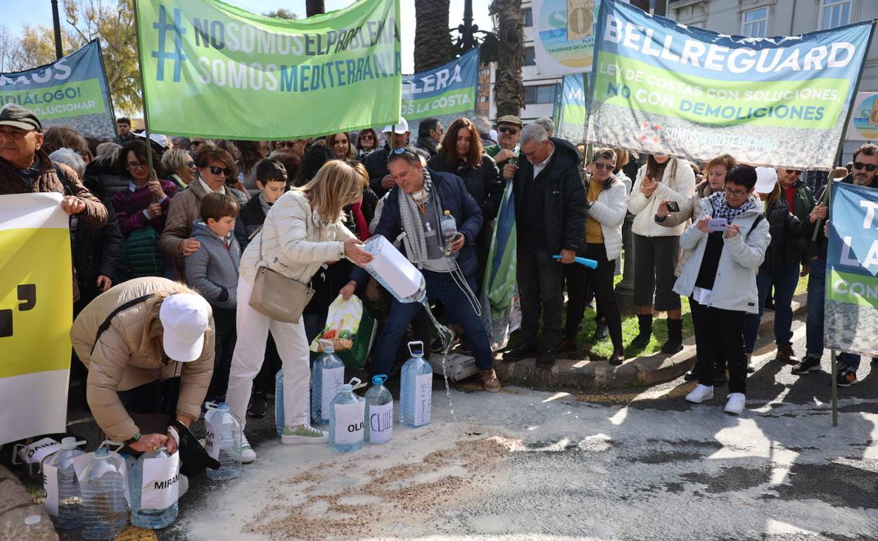 Asistentes a la protesta de Valencia simulan un deslinde frente a la Delegación del Gobierno. 