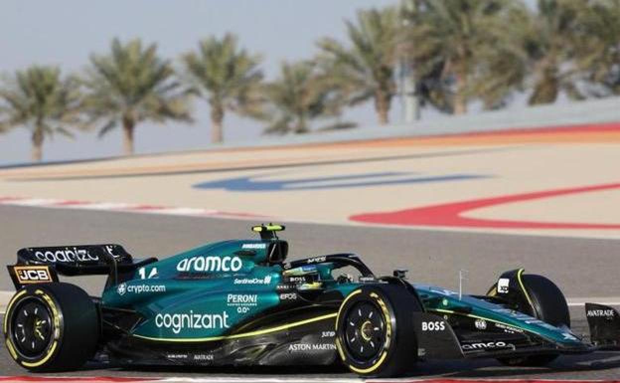 Fernando Alonso, conduciendo el Aston Martin en los test de pretemporada.