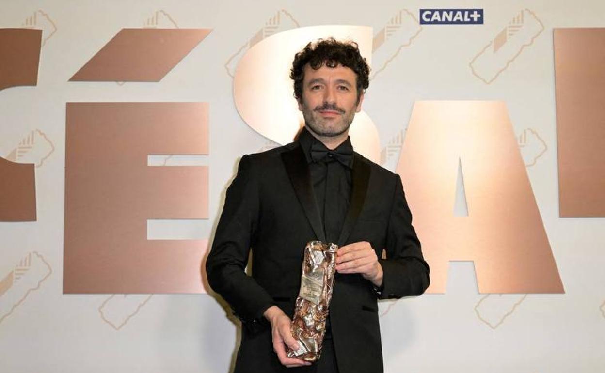 Rodrigo Sorogoyen, con el César a la mejor película extranjera conseguido por 'As bestas'.