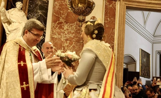 La fallera mayor de Valencia, Laura Mengó, entrega su ramo a la Virgen de los Desamparados. 