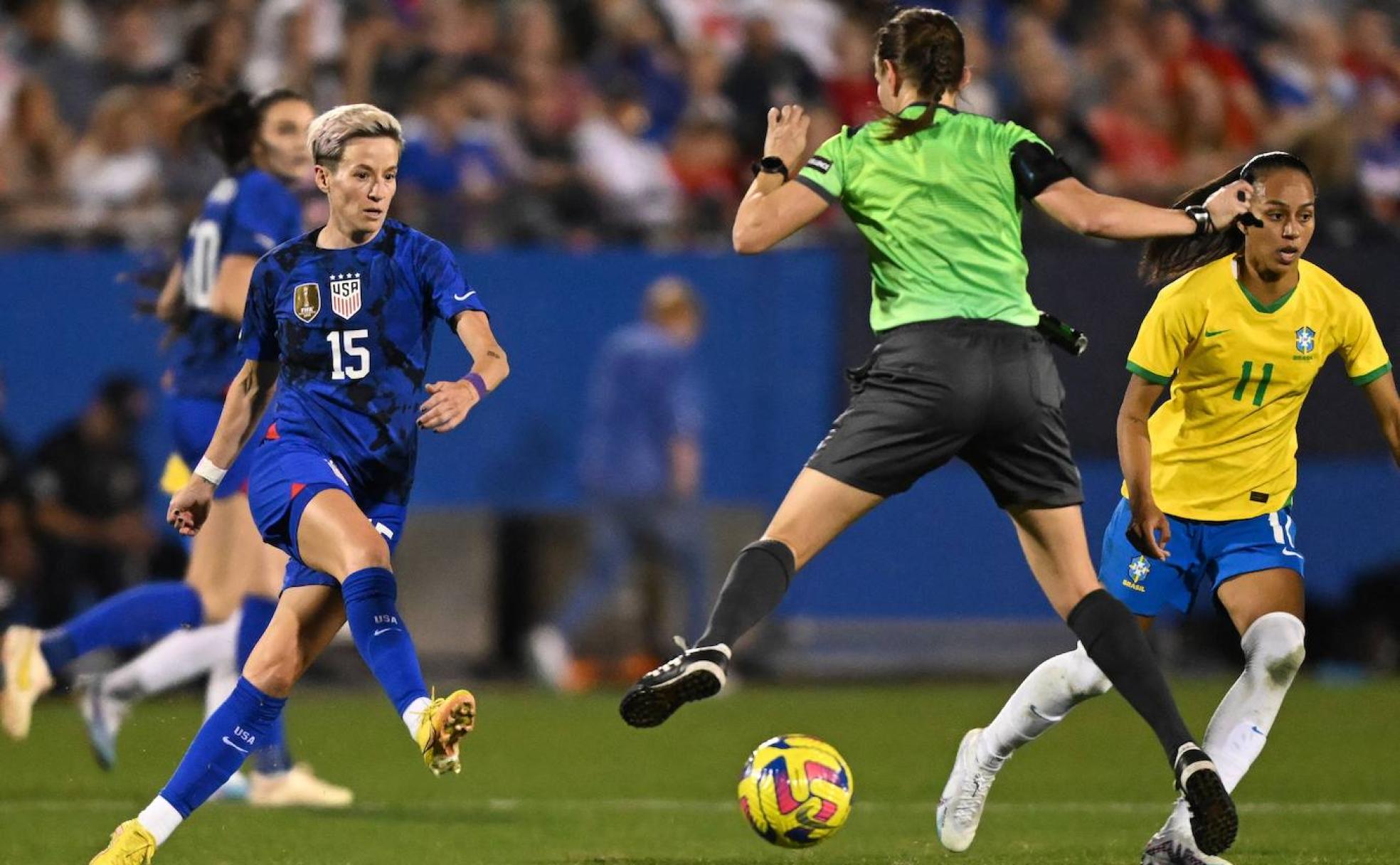 La mediática futbolista estadounidense, Megan Rapinoe, durante un partido de la 2023 SheBelieves Cup. 