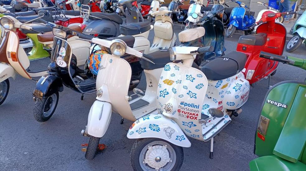 Las vespas dan la bienvenida a las Fallas 2023