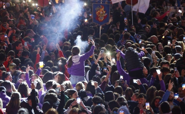 Desde bien temprano, el entorno de las Torres de Serranos se ha llenado para una Crida multitudinaria. 