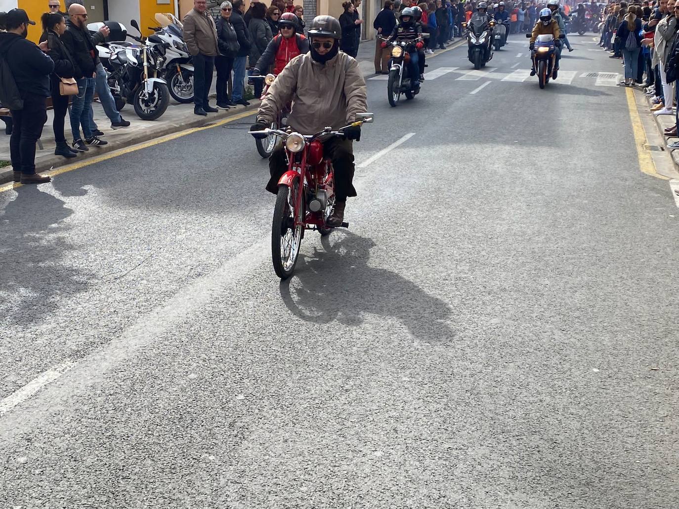 Fotos: Las vespas dan la bienvenida a las Fallas 2023