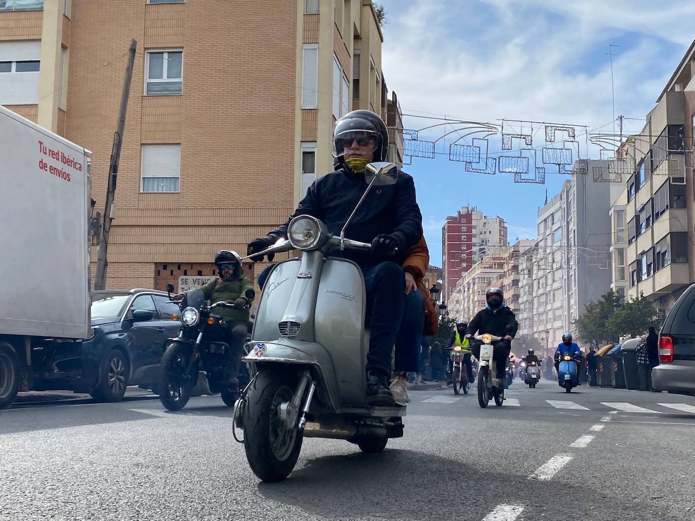 Fotos: Las vespas dan la bienvenida a las Fallas 2023