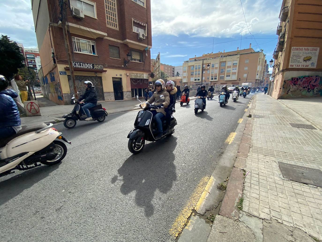 Fotos: Las vespas dan la bienvenida a las Fallas 2023