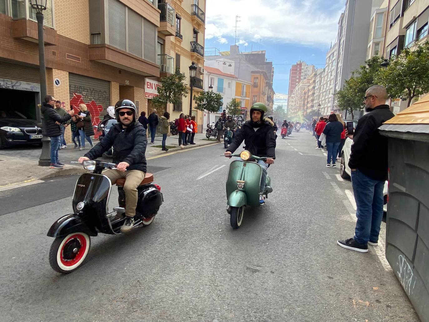 Fotos: Las vespas dan la bienvenida a las Fallas 2023