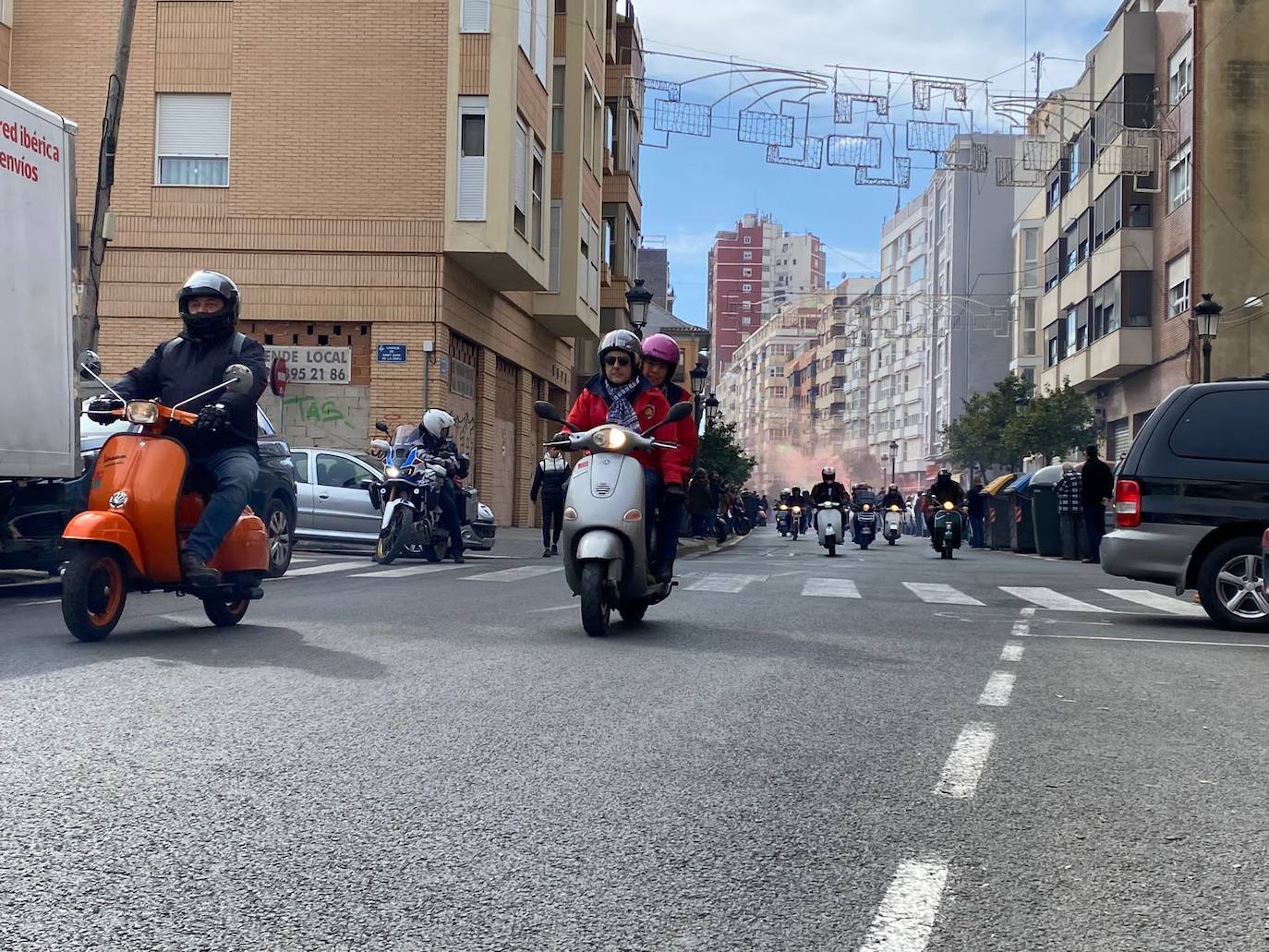 Fotos: Las vespas dan la bienvenida a las Fallas 2023