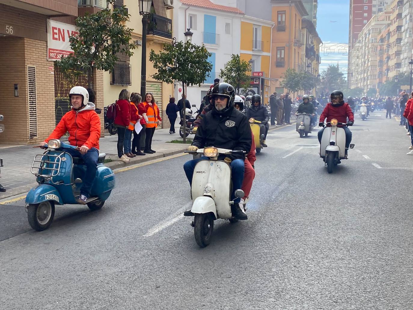 Fotos: Las vespas dan la bienvenida a las Fallas 2023