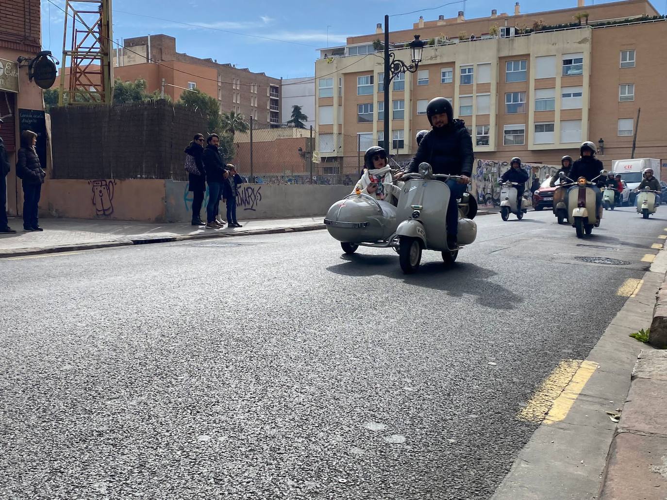 Fotos: Las vespas dan la bienvenida a las Fallas 2023