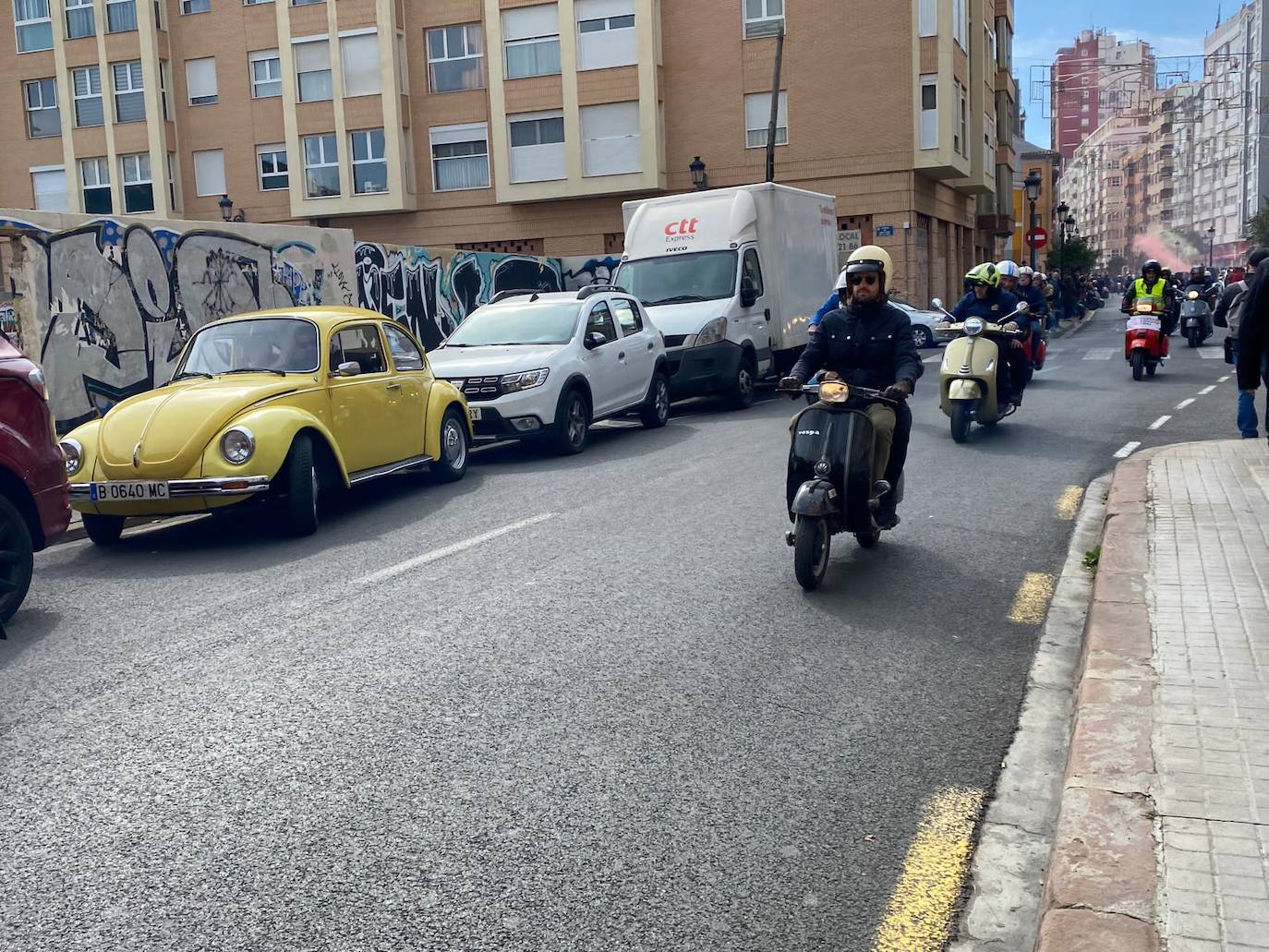 Fotos: Las vespas dan la bienvenida a las Fallas 2023