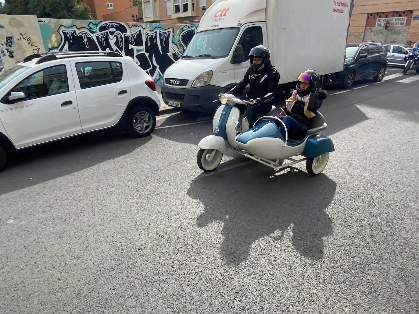 Fotos: Las vespas dan la bienvenida a las Fallas 2023