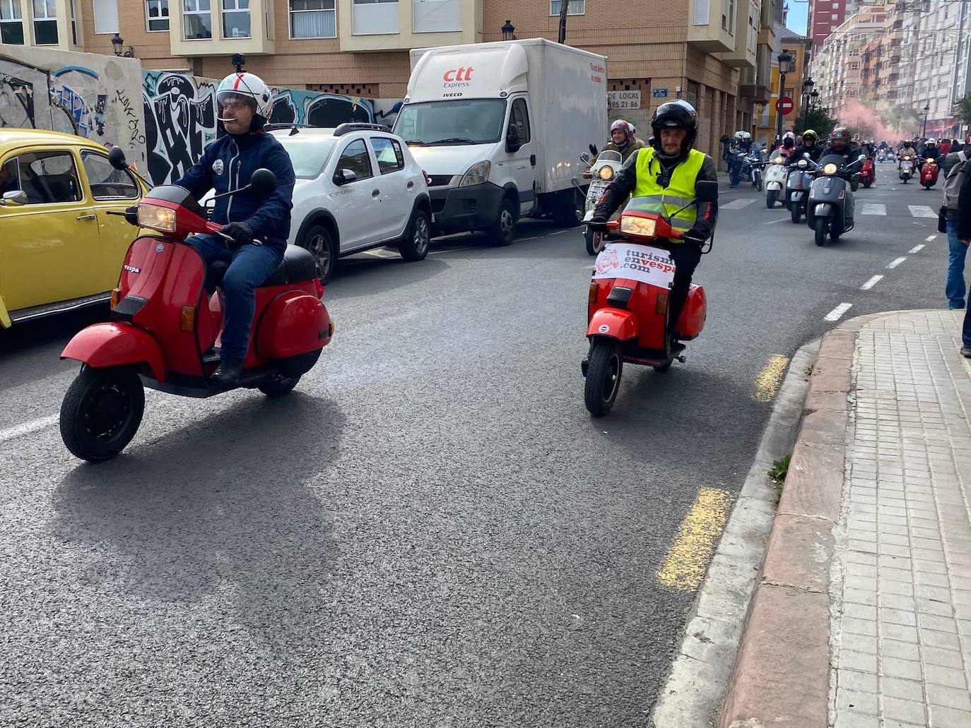 Fotos: Las vespas dan la bienvenida a las Fallas 2023