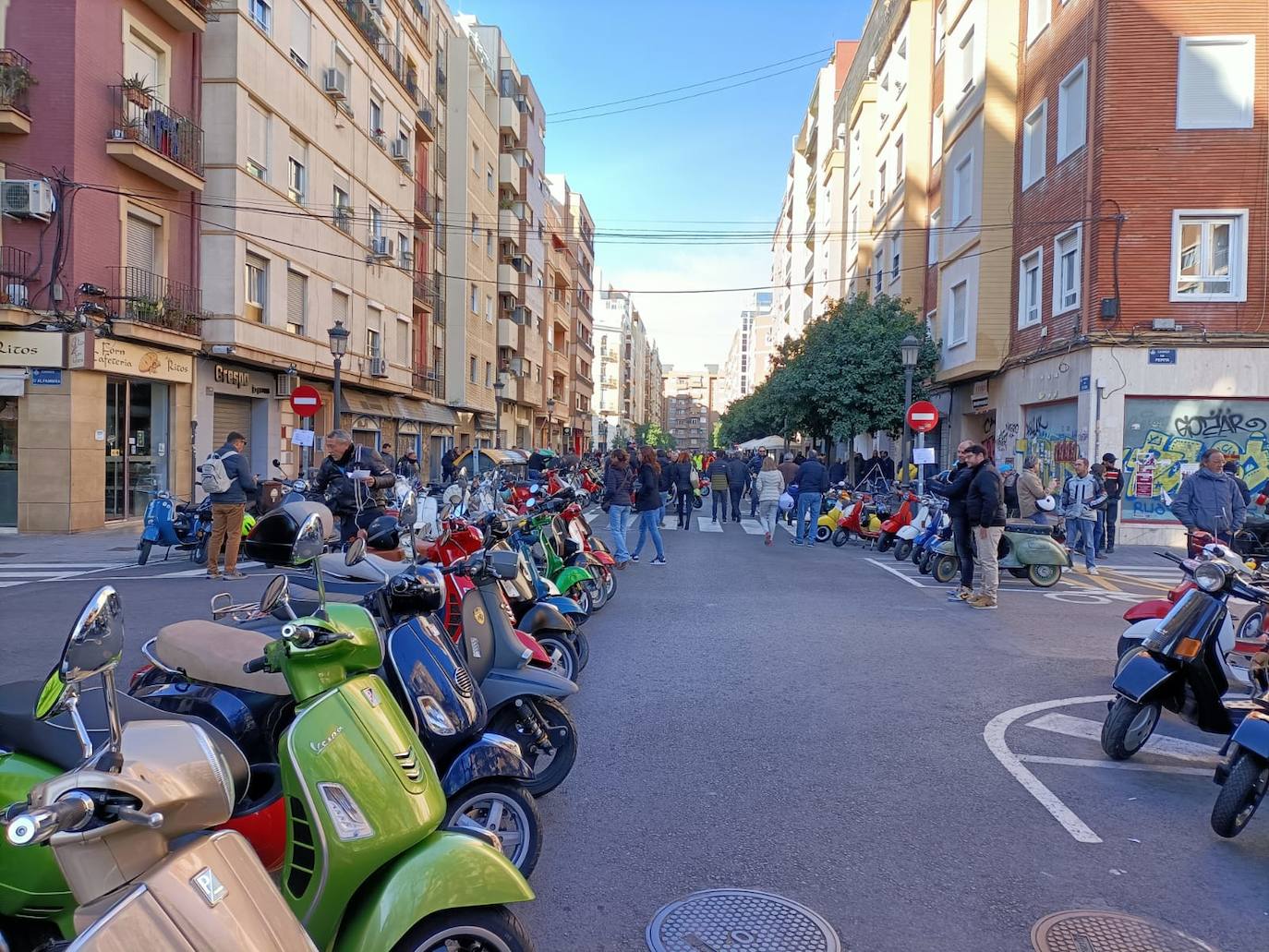 Fotos: Las vespas dan la bienvenida a las Fallas 2023