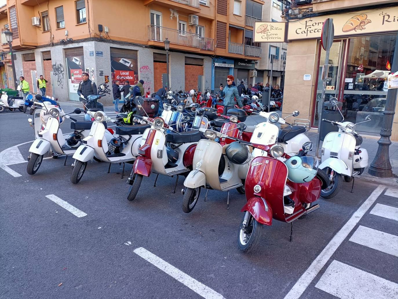 Fotos: Las vespas dan la bienvenida a las Fallas 2023