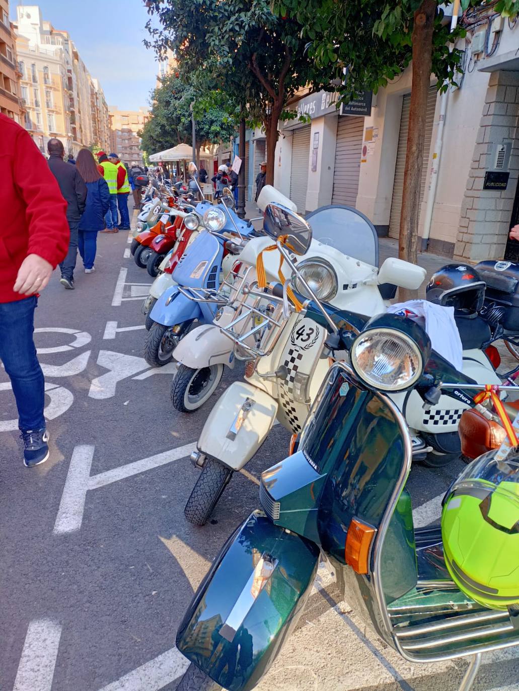 Fotos: Las vespas dan la bienvenida a las Fallas 2023