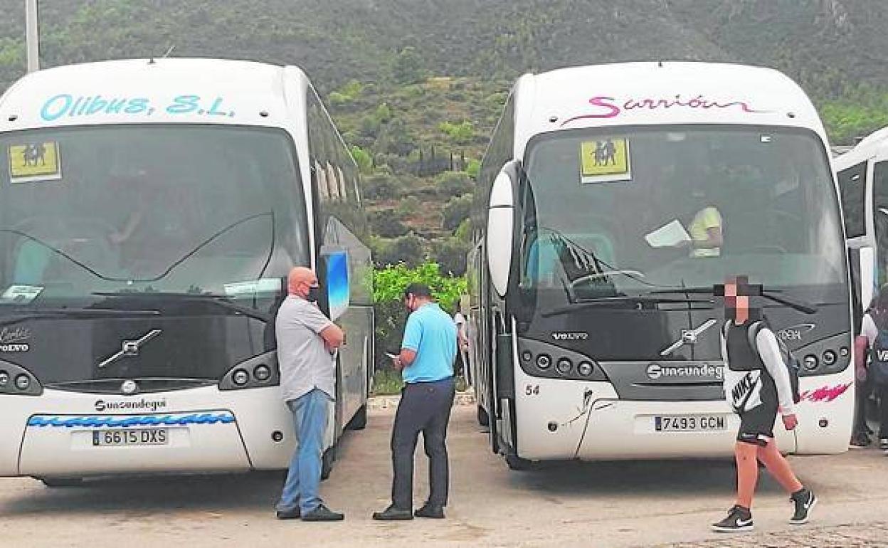 Dos autobuses de transporte escolar. 