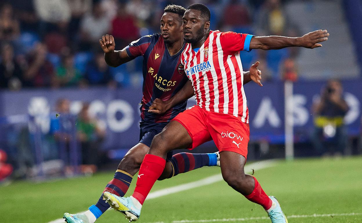 Mohamed Bouldini en un partido liguero del Levante. 