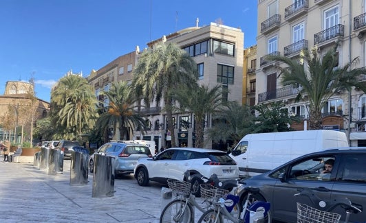 Colas para acceder al parking de la plaza de la Reina, en Navidades. 