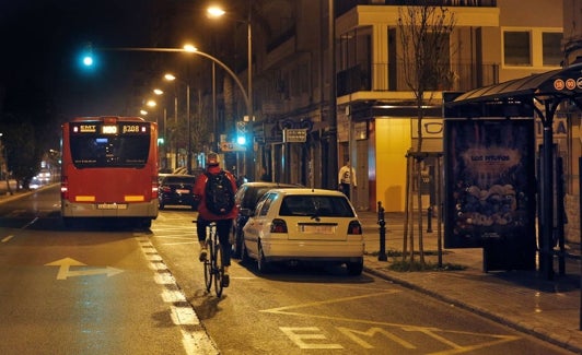 Carril bus con coches aparcados, en Valencia. 