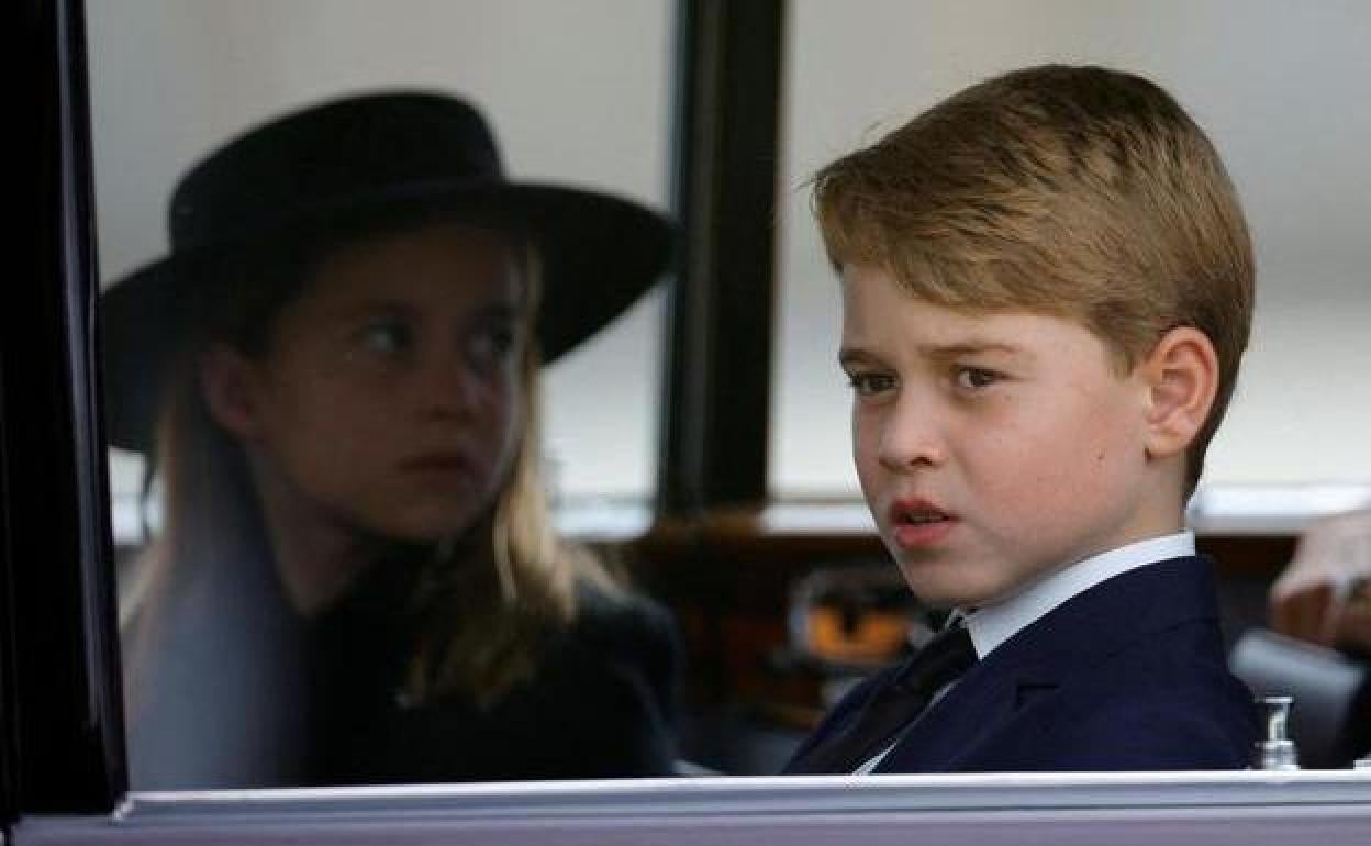 George, junto a su hermana, en el funeral de Isabel II.