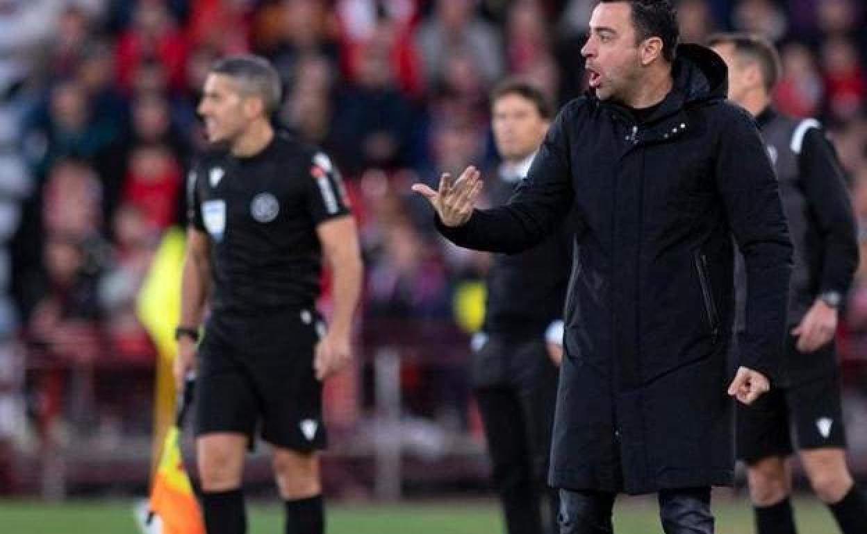 Xavi da instrucciones a sus jugadores durante el partido ante el Almería.