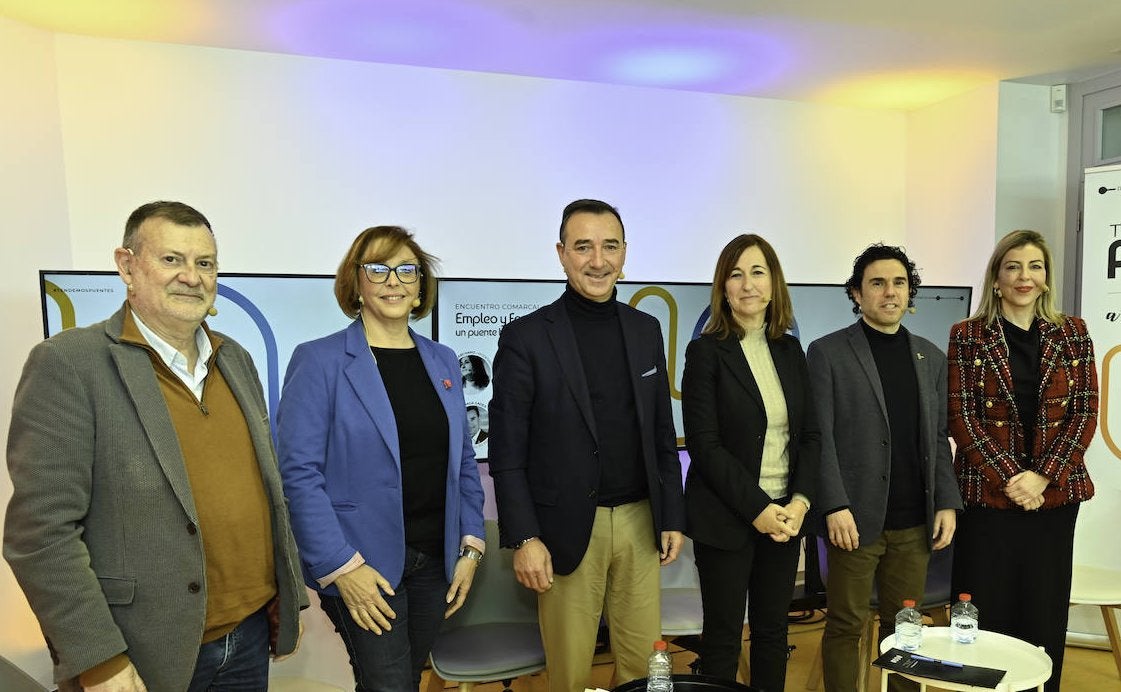 Los participantes, en la parte superior del edificio La Botaia de Riba-roja, antes de la celebración del encuentro organizado por LAS PROVINCIAS.