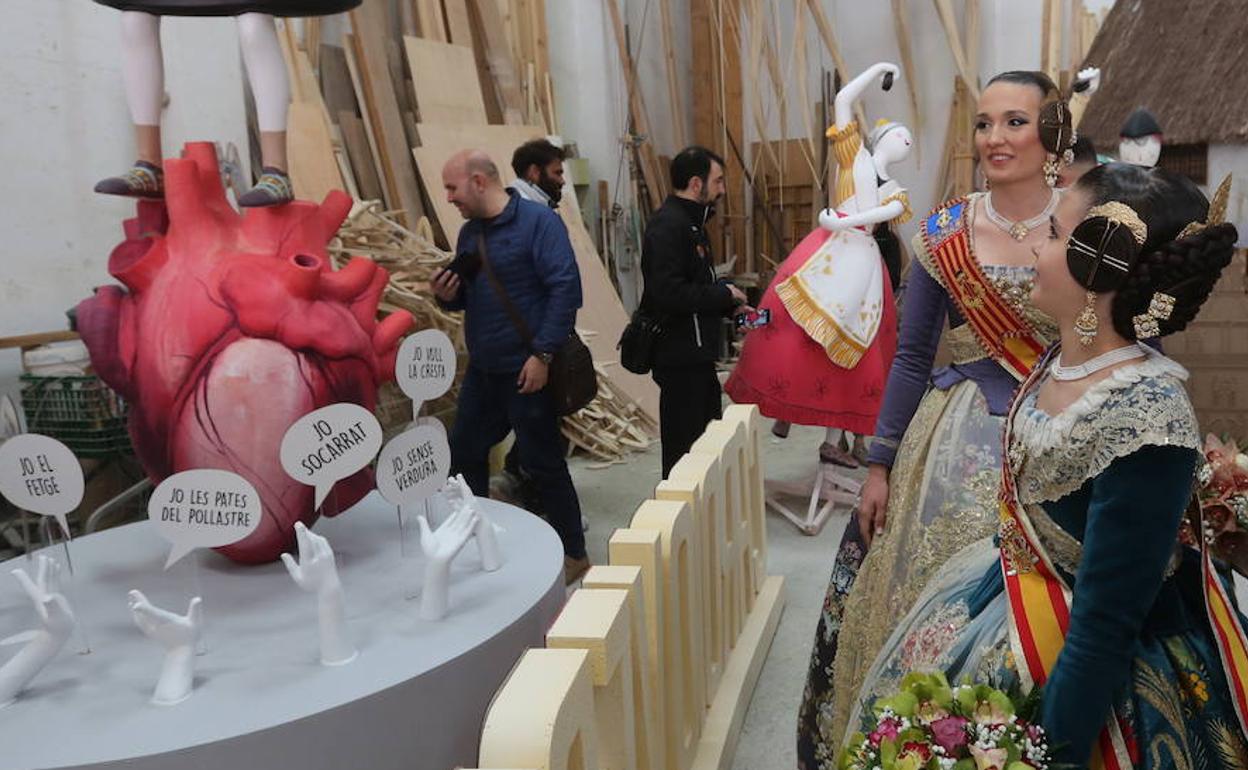 Las falleras mayores de Valencia visitan el taller de la falla municipal. 