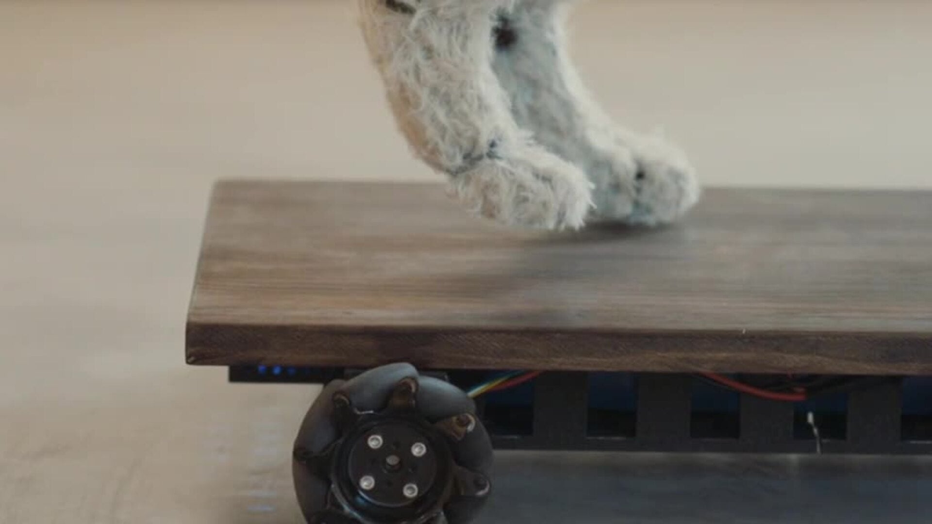 Un perro robot se hace famoso por defecar críticas de arte