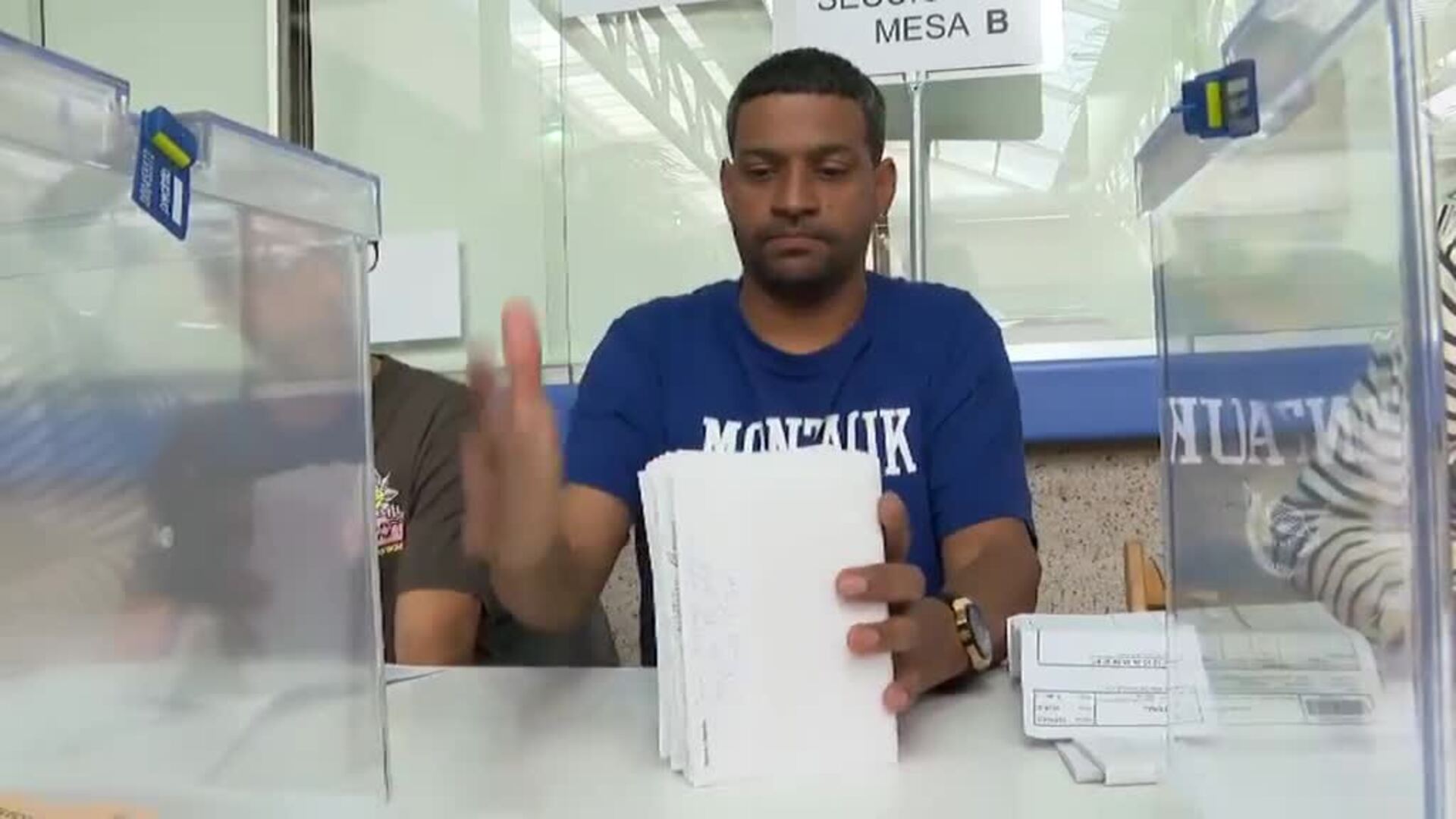 Comienza el reparto del voto por correo mesa por mesa
