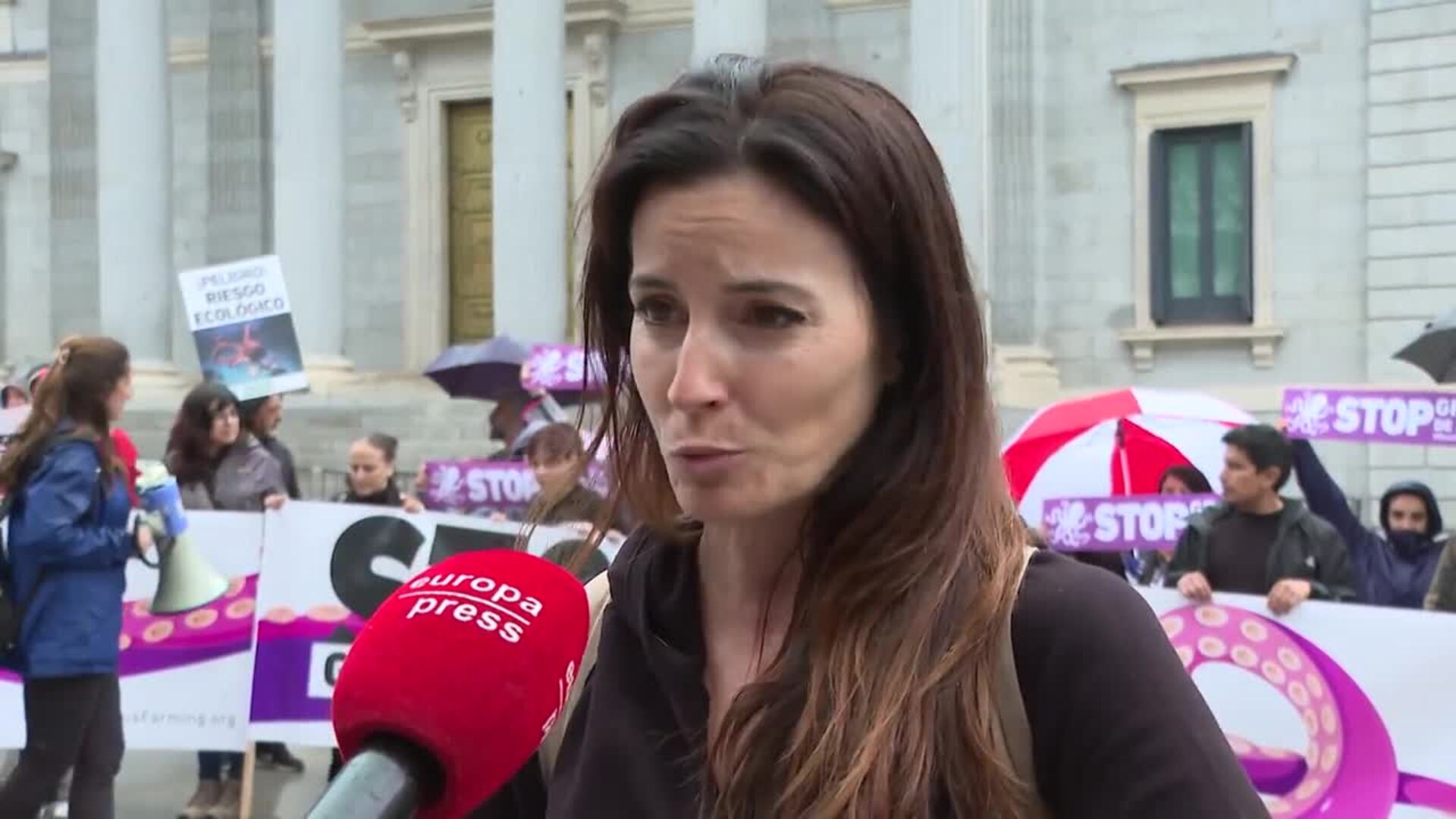 Organizaciones ecologistas protestan frente al Congreso contra la granja de pulpos en Canarias