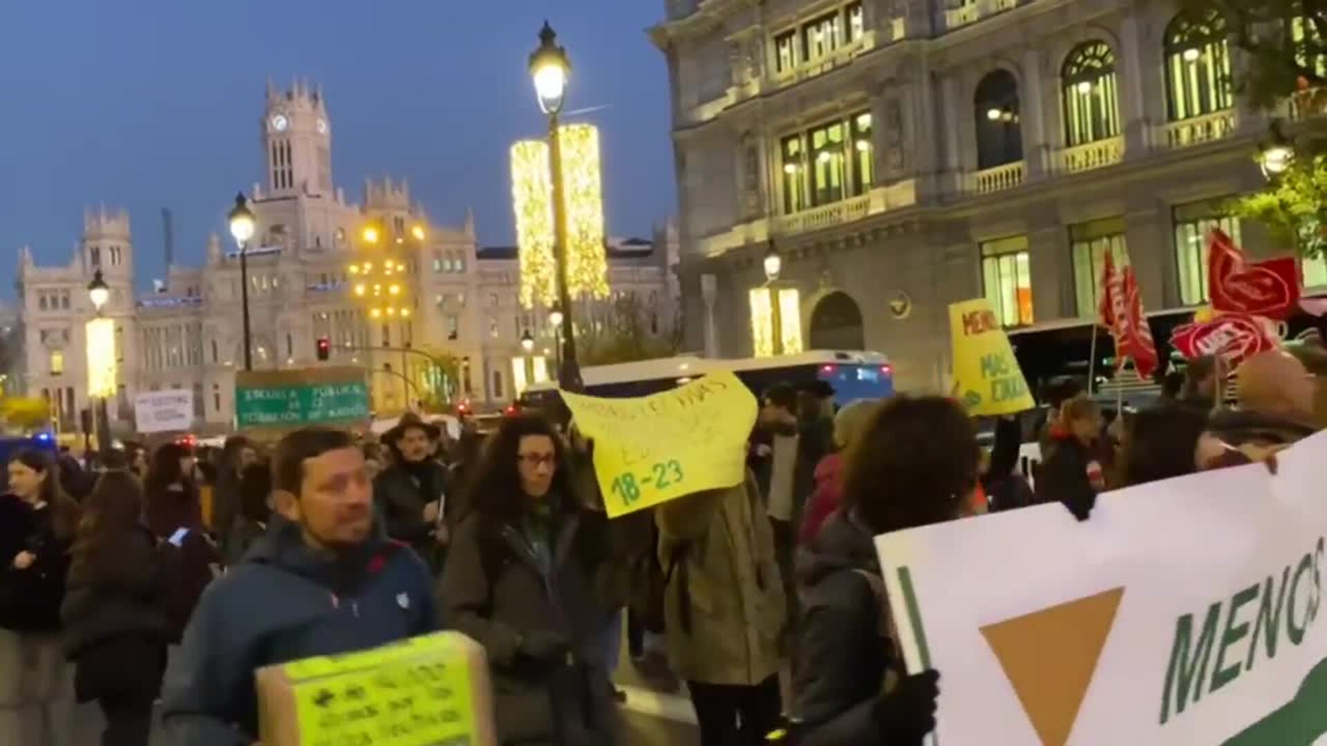 Sindicatos reúnen 14.000 firmas de docentes para exigir en Madrid menos ...