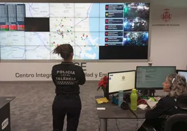 Una policía local controla el mapa de incidencias en la sala del 092.