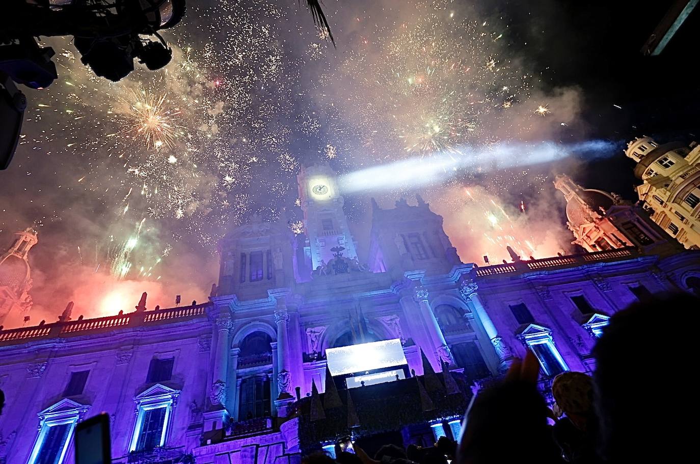 Así se vivieron las Campanadas y la fiesta de Fin de Año en el Ayuntamiento de Valencia